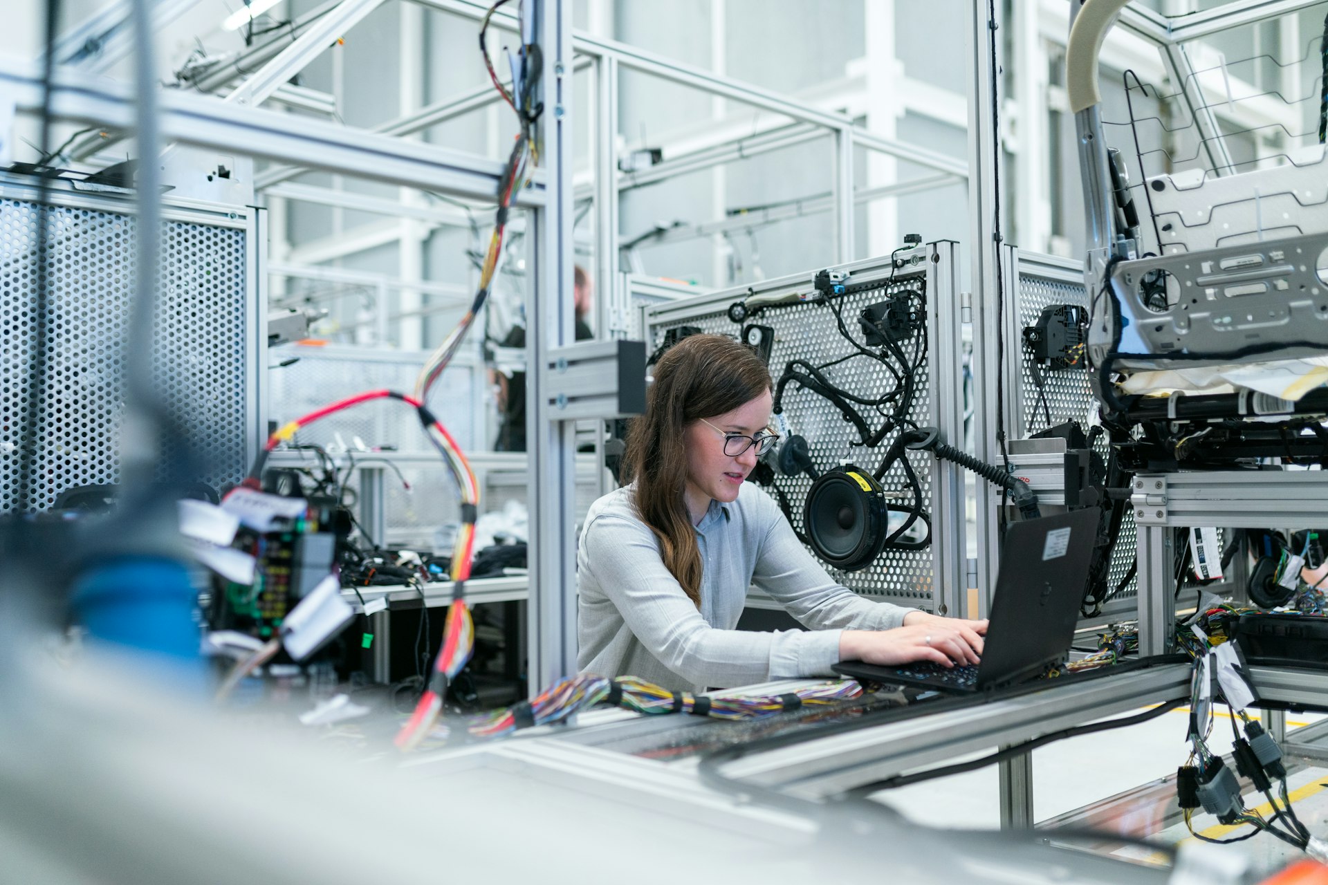 Tecnica al lavoro su una linea automatizzata nel laboratorio didattico
