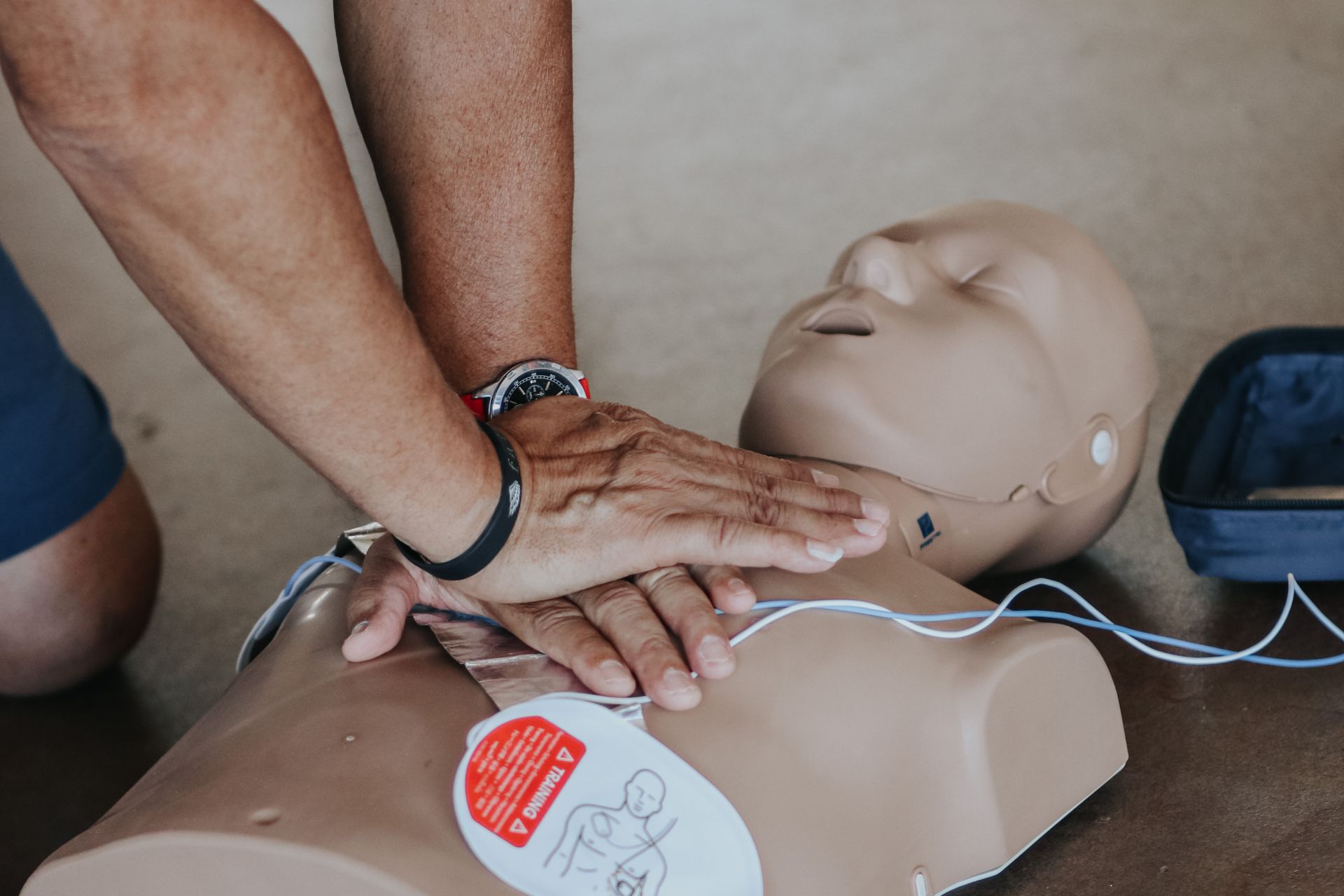 Esercitazione di primo soccorso: compressioni toraciche su manichino con defibrillatore